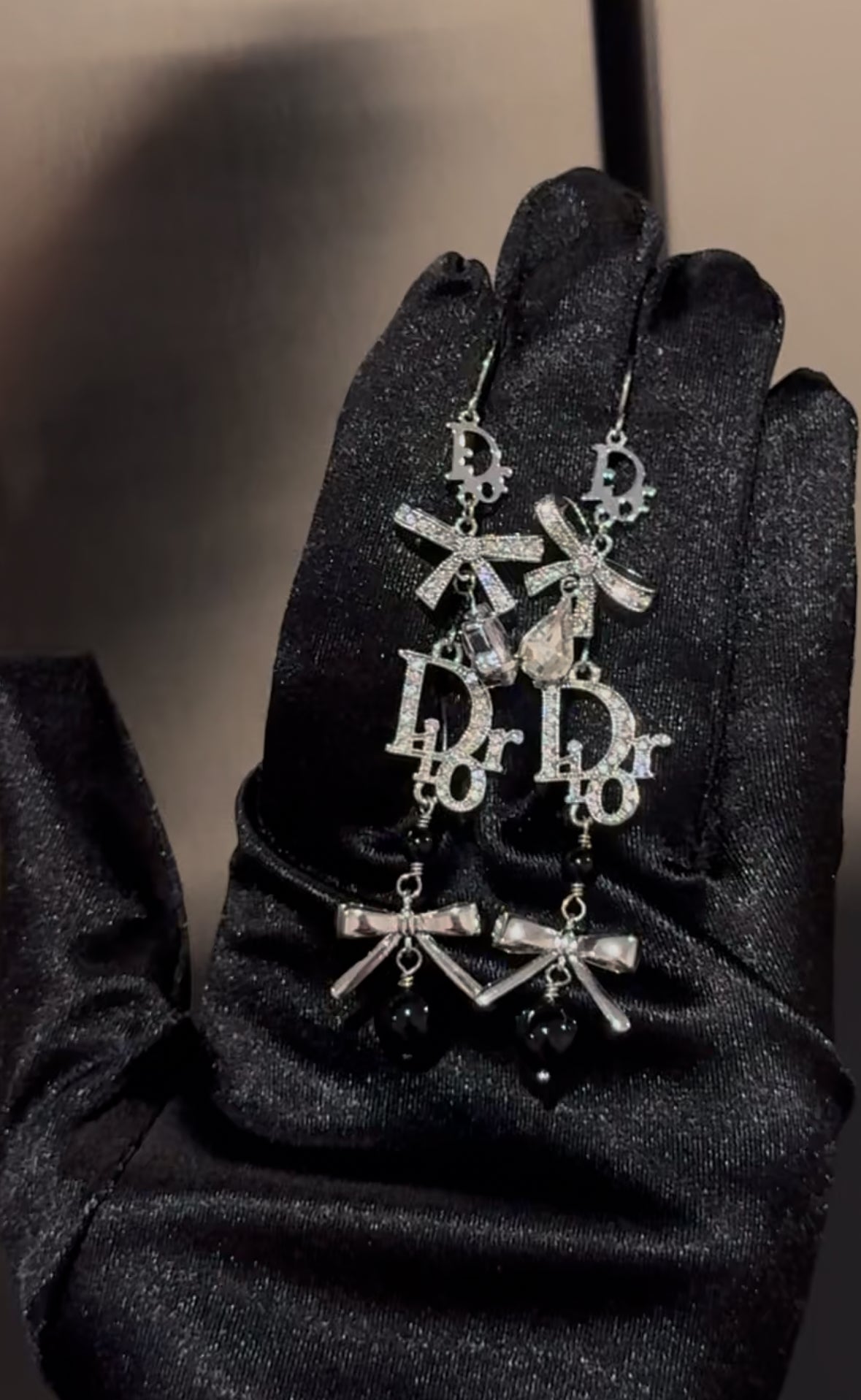 Dior 2008 black pearl earring