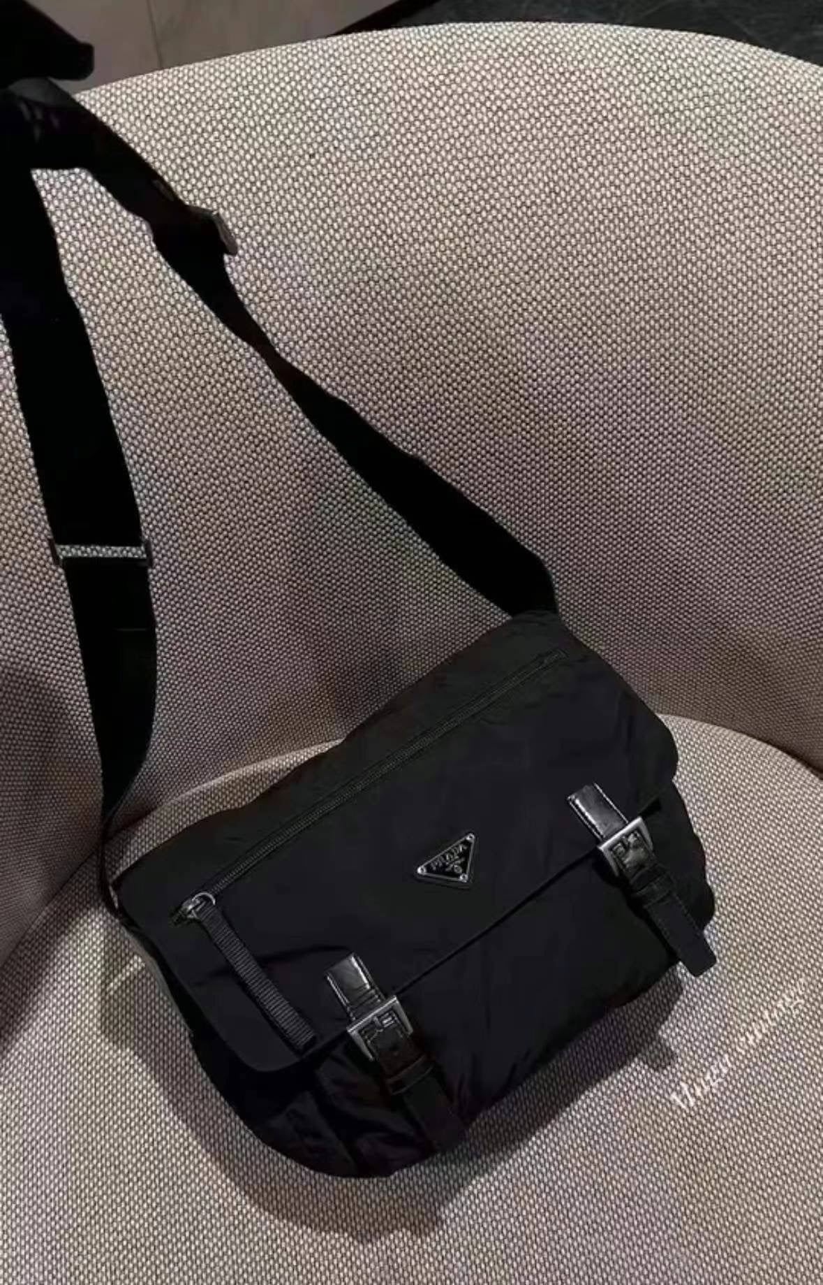 Prada vintage messenger medium