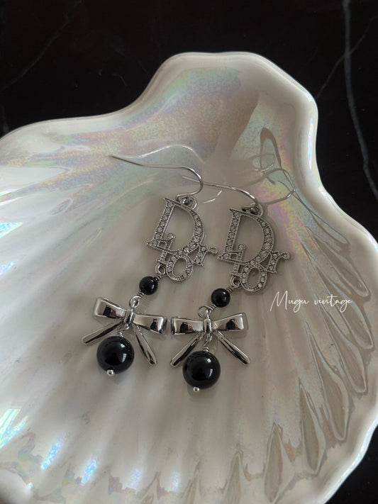 Dior 2008 black pearl earring