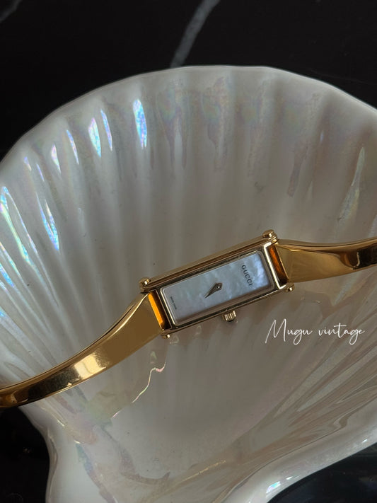 Gucci shell quartz watch gold